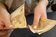 如何理解外汇交易中的平仓操作？平仓对交易策略有什么影响？