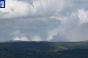 加拿大山火持续燃烧 百余栋房屋被毁 数千名居民撤离