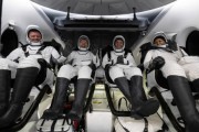 SpaceX龙飞船携四名宇航员成功返回地球 在空间站呆了8个月 SpaceX龙飞船携四名宇航员成功返回地球 在空间站呆了8个月