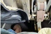 航空公司用胶带粘飞机舷窗?乘客曝光,"我会吓到要直接下飞机"!航司回应:符合安全规范 航空公司用胶带粘飞机舷窗?乘客曝光,"我会吓到要直接下飞机"!航司回应:符合安全规范