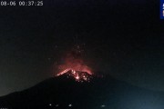 日本樱岛火山喷发 火山灰柱达3000米 日本樱岛火山喷发 火山灰柱达3000米