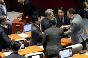 韩国总统尹锡悦弹劾案未在国会通过 此前执政党议员离席抵制 韩国总统尹锡悦弹劾案未在国会通过 此前执政党议员离席抵制
